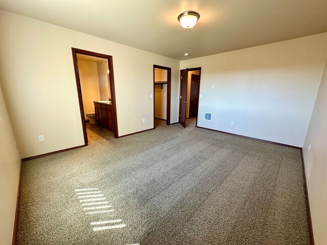 Building Photo - Large 5 Bedroom Home - North of CWU