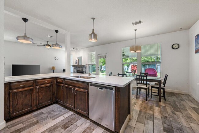 Building Photo - 13400 Rossello Dr