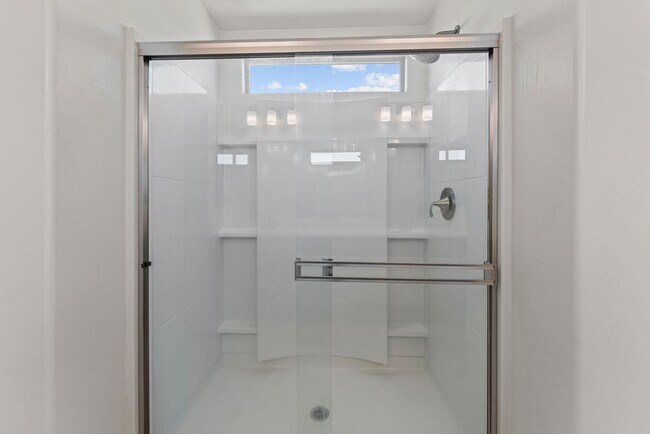 Building Photo - 4 Bedroom 2.5 Bathroom