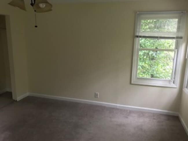 Building Photo - Roomy 1 Bedroom