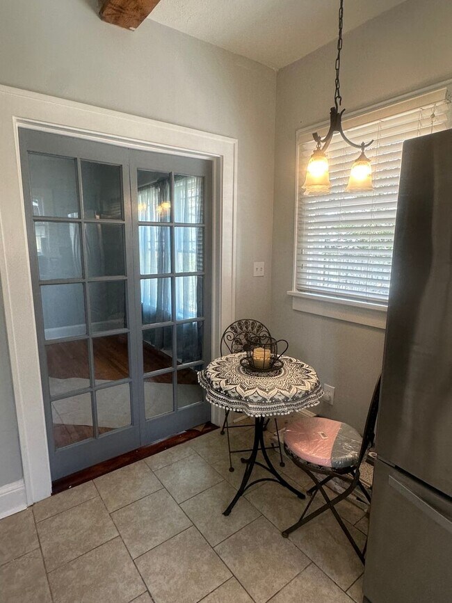 Building Photo - 3 bedroom 2 bath beautiful home with tons of character!