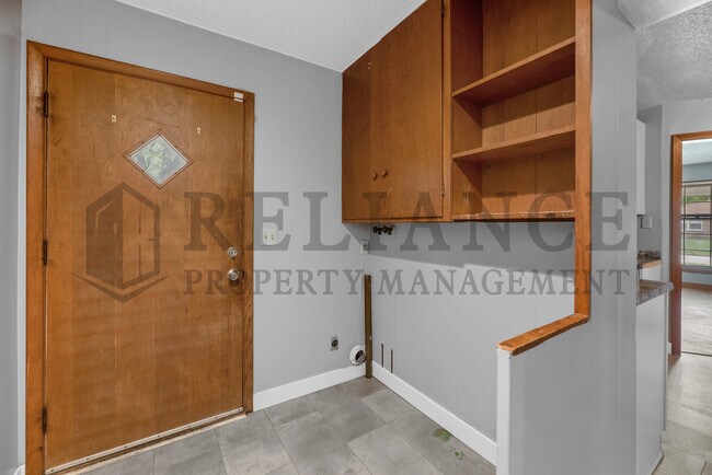 Building Photo - 6114 E Rockwood Rd