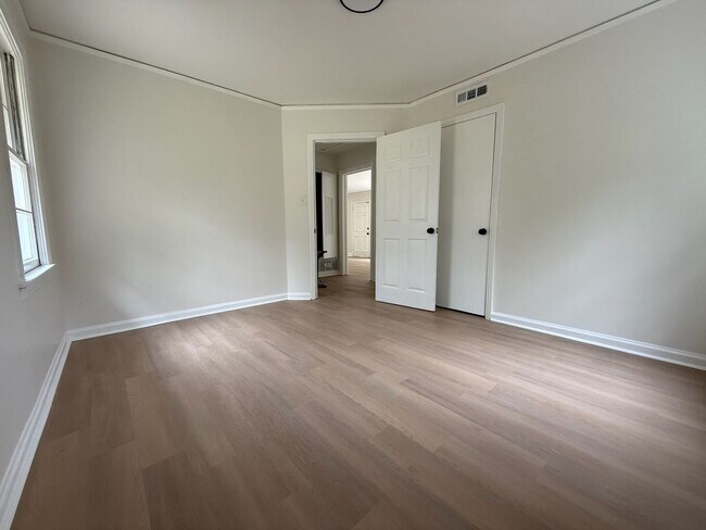 Building Photo - 3 BEDROOM 2 BATHS