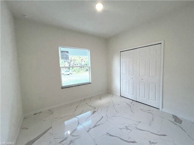 Building Photo - Large 4 bedroom, 3 bath, 2 car garage-MOVE IN READY!