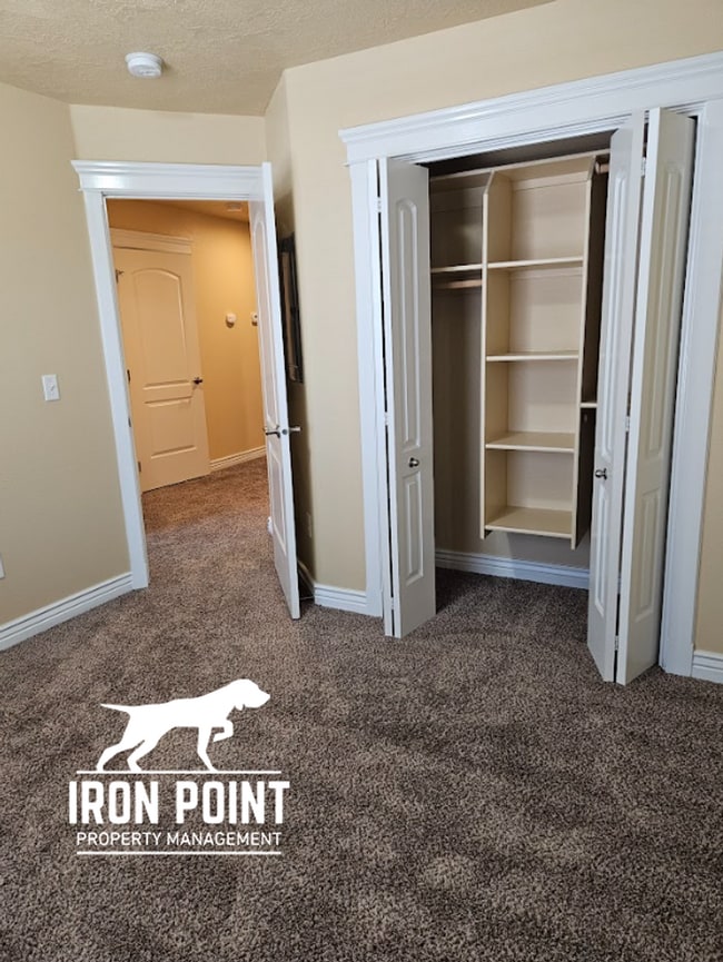 Building Photo - 3/2.5 in Boise-2 Car Garage, Fireplace, Vaulted Ceilings, Landscaping Included.