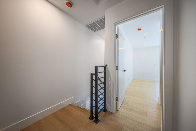 Building Photo - 1237 N Orange Dr