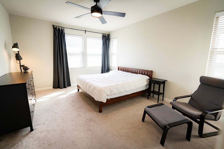 Extra-large primary bedroom - 1711 Arcilla St