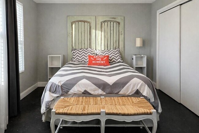 Building Photo - 2450 Ashdale Dr