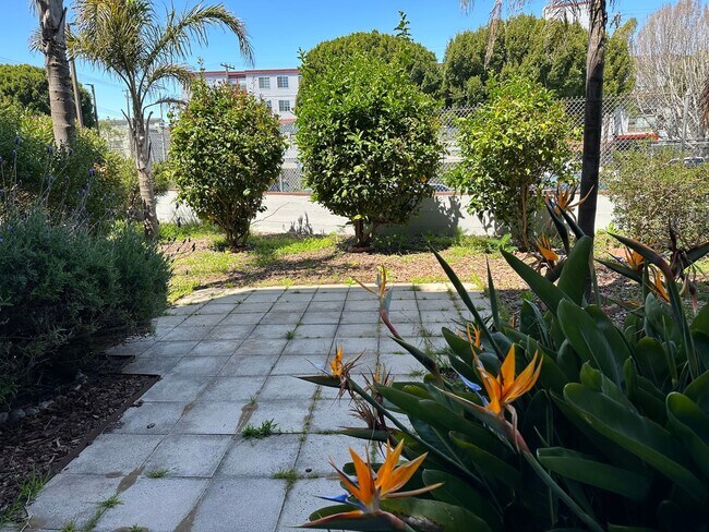 Building Photo - SPACIOUS 1-Bedroom 1.5 bath Live/Work loft...