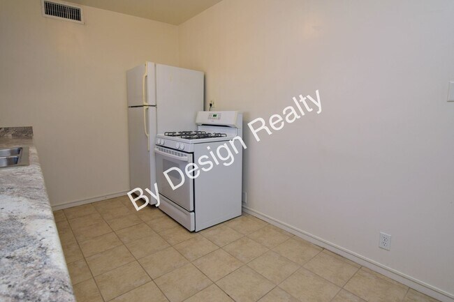 Building Photo - Midtown 2 Bed 1 Bath - A/C - Fenced Yard - Covered Parking