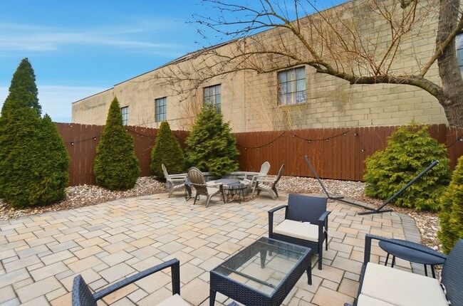 Building Photo - 2 Bed 2 Bath in Oakley!