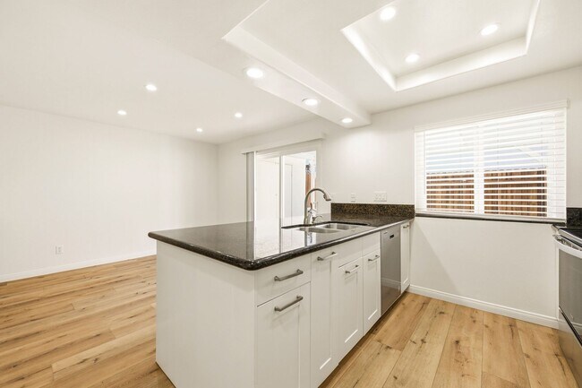 Building Photo - Remodeled 3bd/2.5bath steps from beaches, Racetrack, and Cedros Design district
