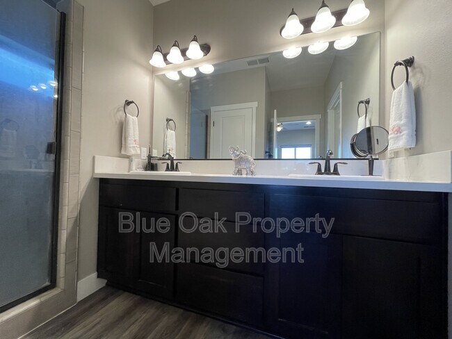 Building Photo - 2874 Pin Oak Ln