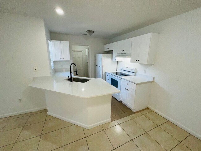 Building Photo - 2 Bedroom 2 Bathroom 1/2 Duplex