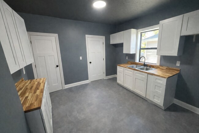 Building Photo - 236 W 29th St