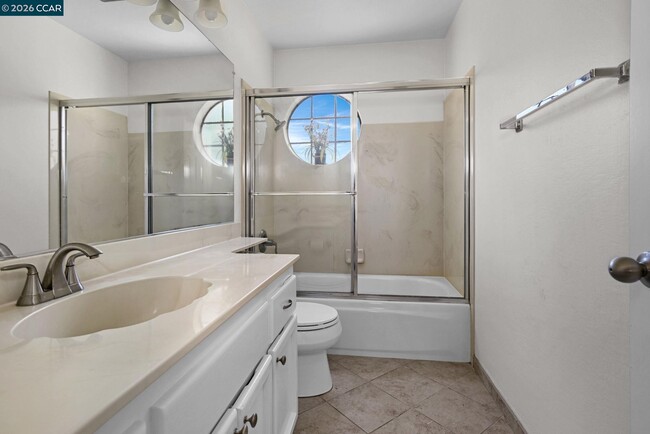 Building Photo - 5012 Lakeview Dr