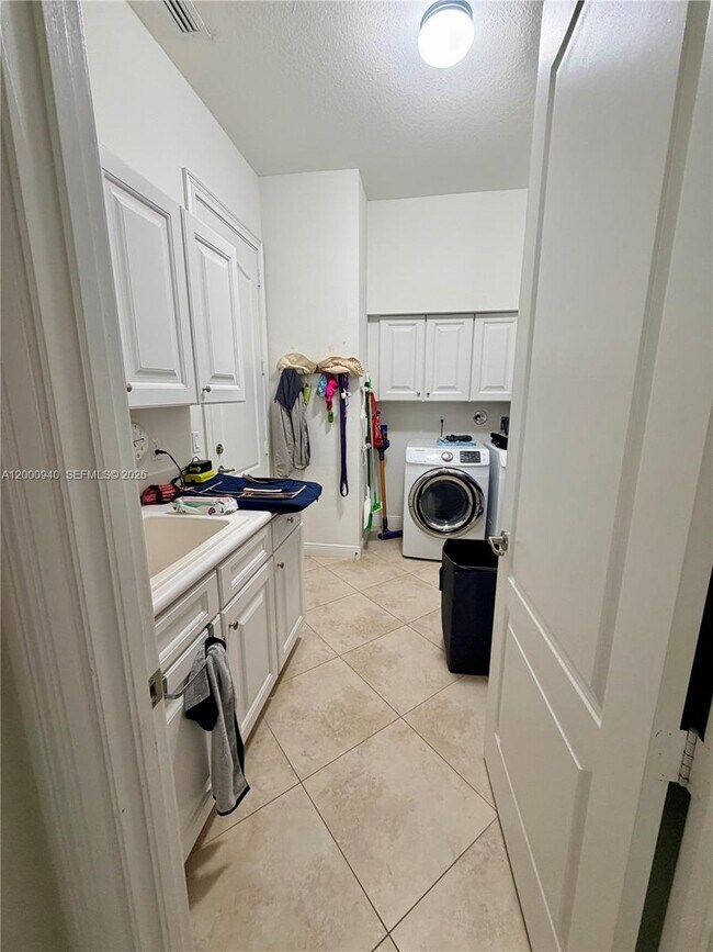 Building Photo - 8630 Lakeside Bnd