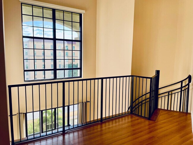 Building Photo - 801 S Olive Ave