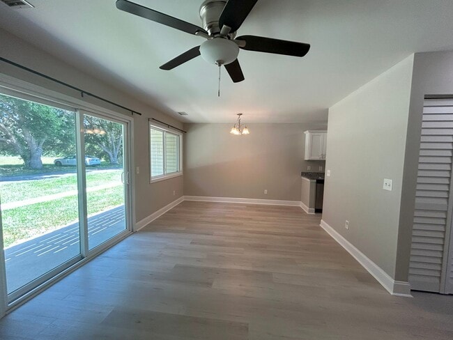 Building Photo - Updated two bedroom condo in Hampstead!