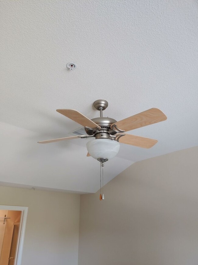 Building Photo - Gorgeous Spacious TownHome in Downtown Mou...