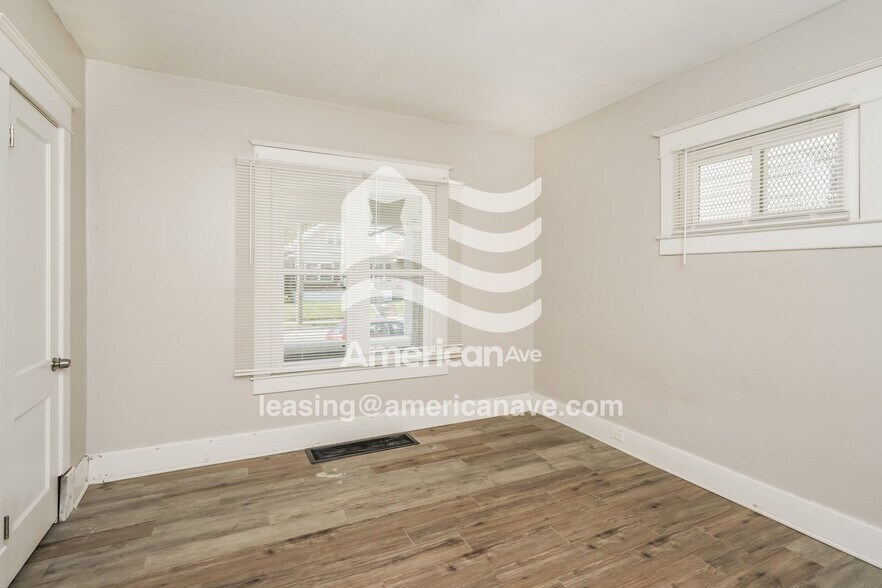 Building Photo - 2303 W Oak St