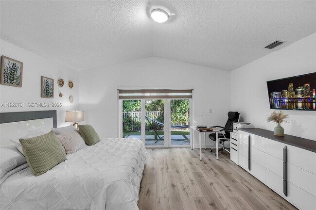 Building Photo - 15241 Wilshire Ct