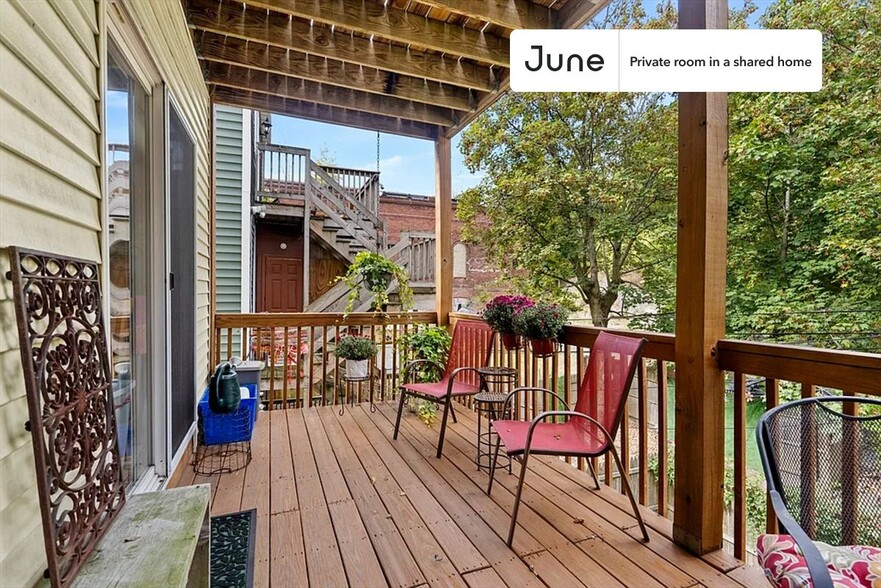 Building Photo - Private bedroom in 3 bed/1 bath Home