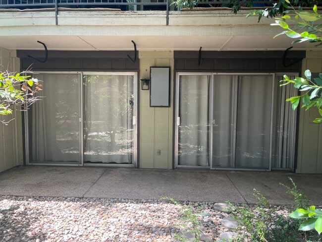 Building Photo - Gorgeous Condo nestled right on Lady Bird Lake!