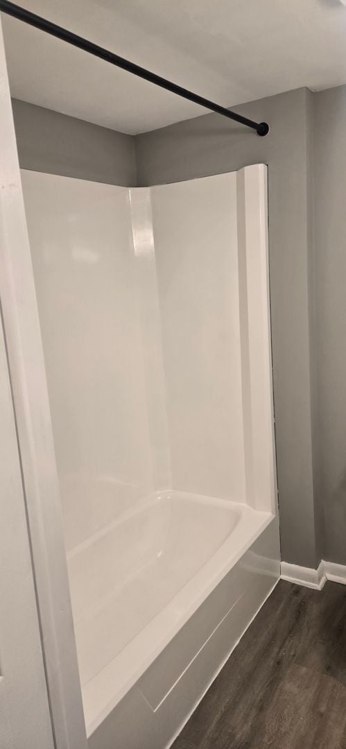 Building Photo - Newly Renovated 1 Bed, 1 Bath Unit in Farm...