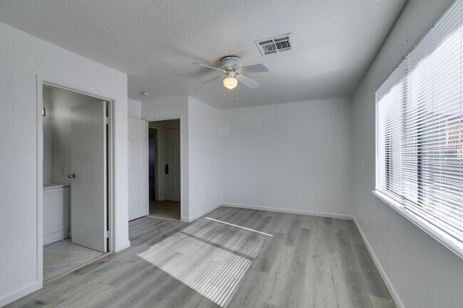 Building Photo - 6987 Mendon Ln