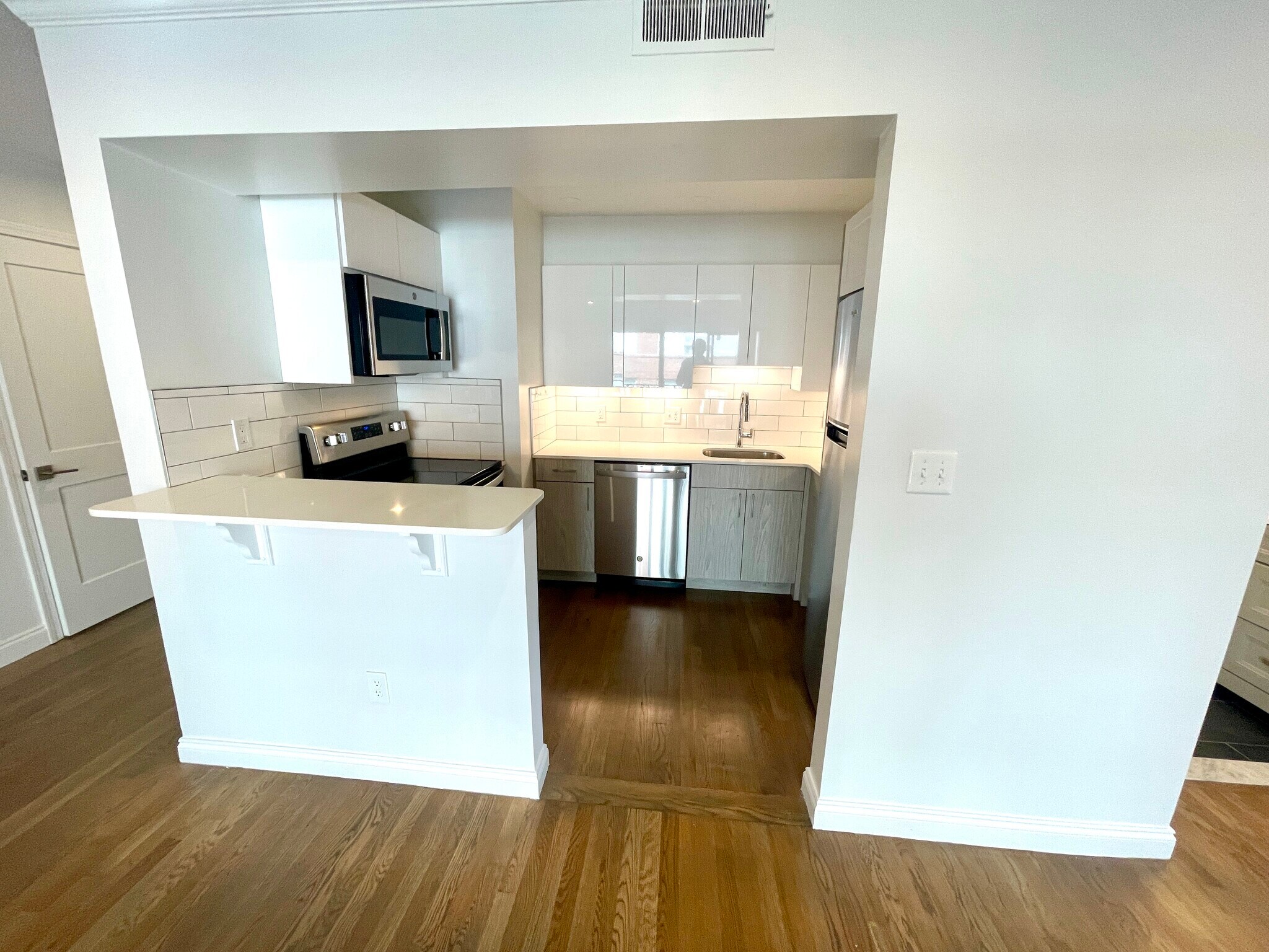 Kitchen - 320 Hammond Pond Pkwy