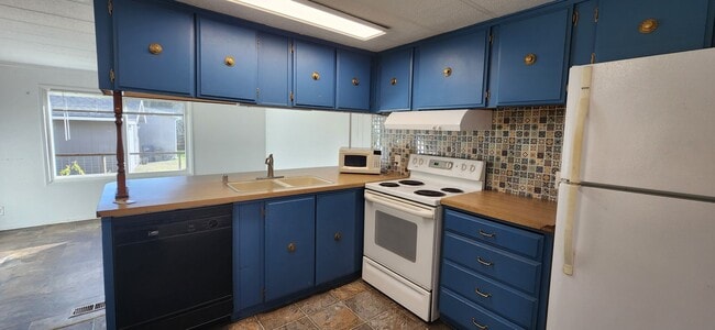 Building Photo - 2 Bed 1 Bath single wide mobile home on just shy of 1/2 acer lot in Lake Stevens $2350.00/mo