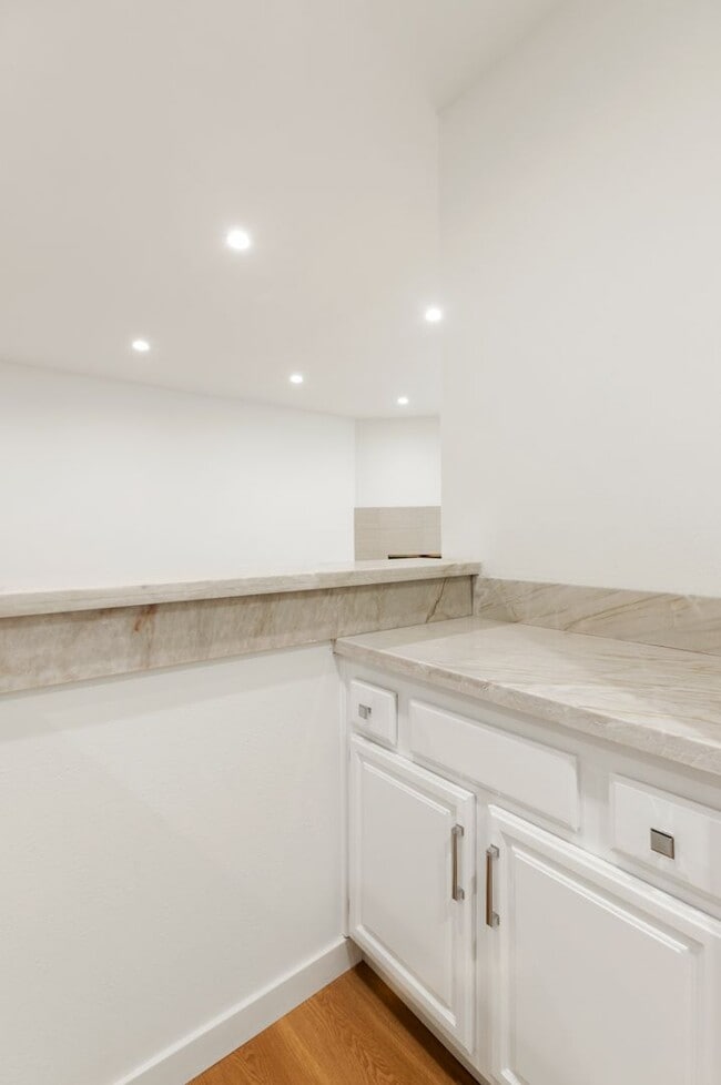 Building Photo - Beverly Hills Prime Location - 2 bed 2.5 bathroom