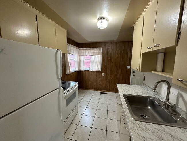 Building Photo - Cozy and Conveniently Located 2 Bed 1 Bath...