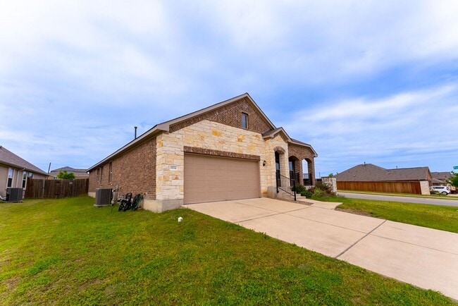 Building Photo - Beautiful Brick 3bed/2ba Home With High End Finishes & Must See Kitchen in NE Austin!