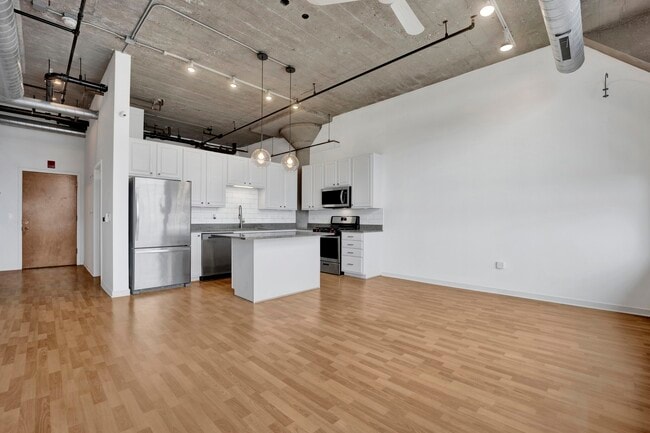 Building Photo - 3963 W Belmont Ave