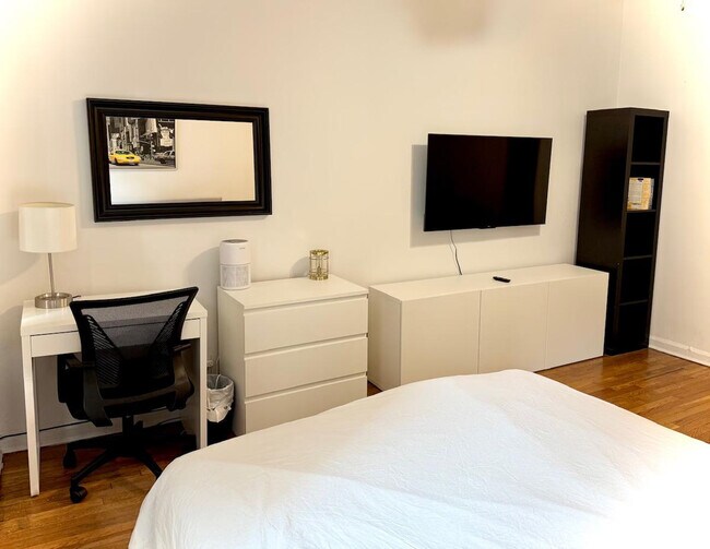 Building Photo - 358 E 81st St