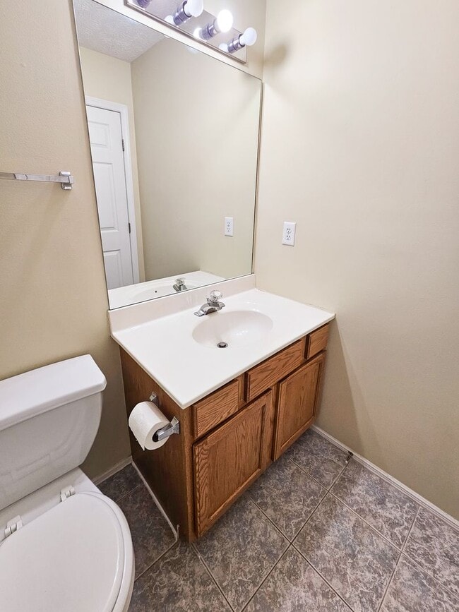 Building Photo - Knoxville 37934 - 3 bed 2.5 bath Condo - Contact Ryan Fogarty 865-333-4840