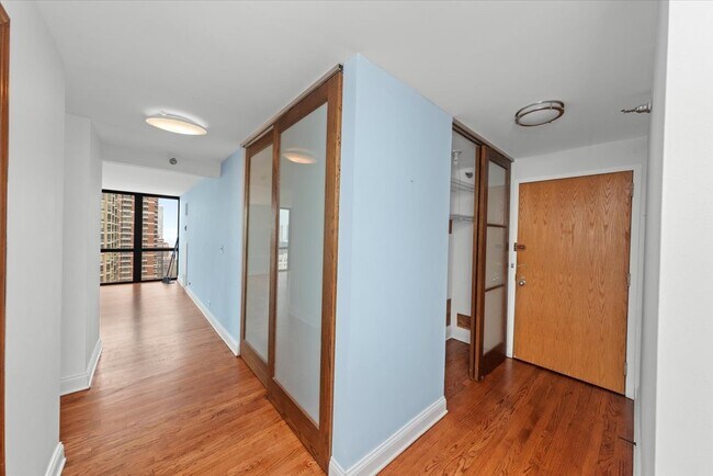 Building Photo - 1122 N Clark St