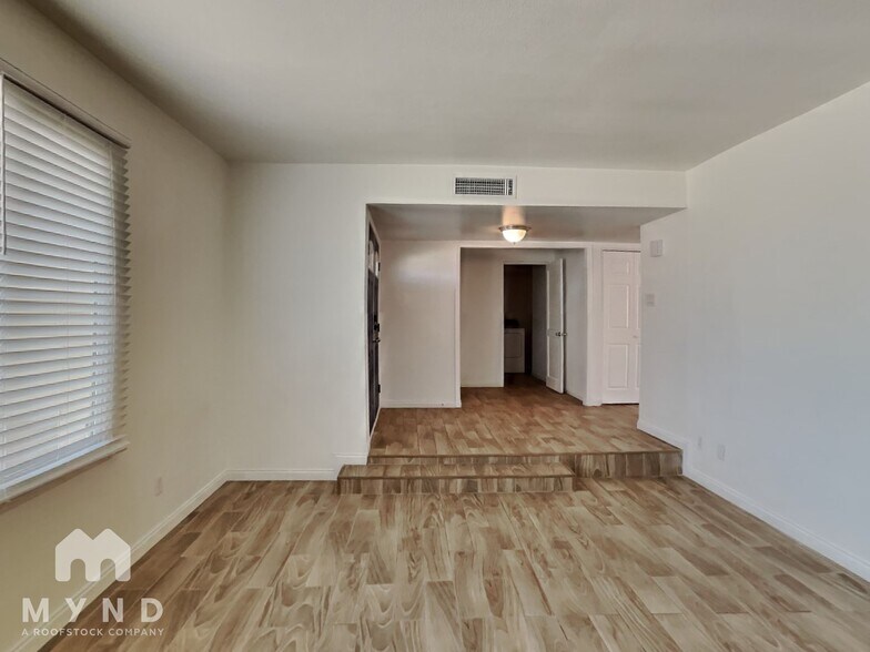 Building Photo - 400 E Greenway Dr