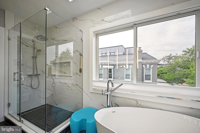 Building Photo - 522 F St NE