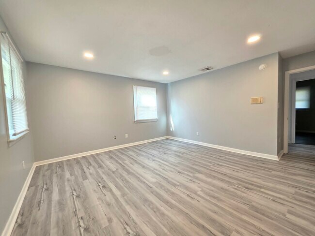 Building Photo - 8241 Robin Hood Dr