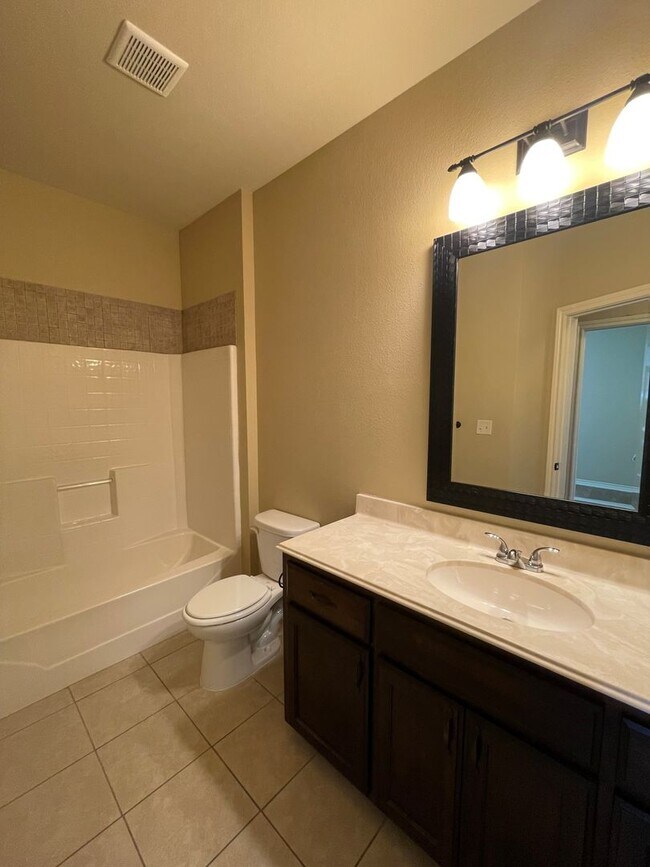 Building Photo - Gorgeous 3-bed/1-bath with garage!