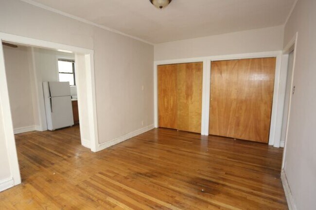 Building Photo - 6265 W Cornelia Ave