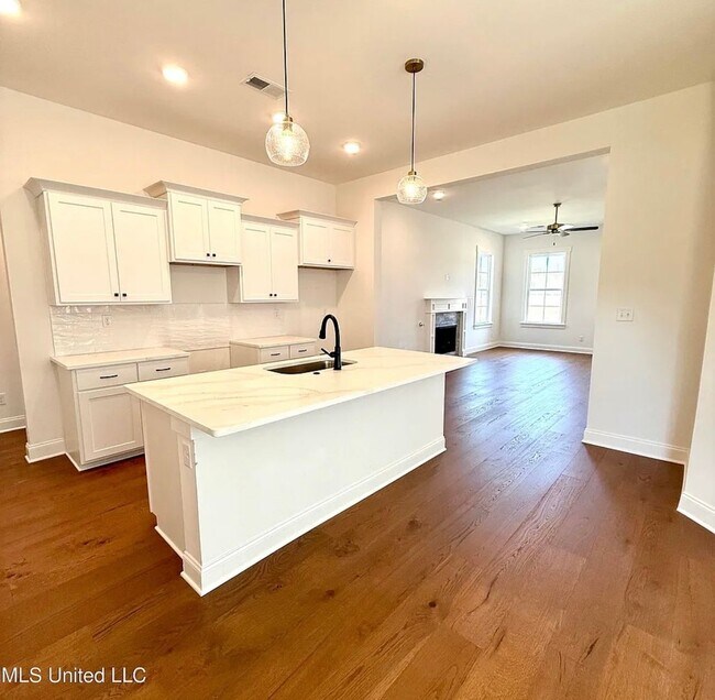 Building Photo - 607 Sunflower St