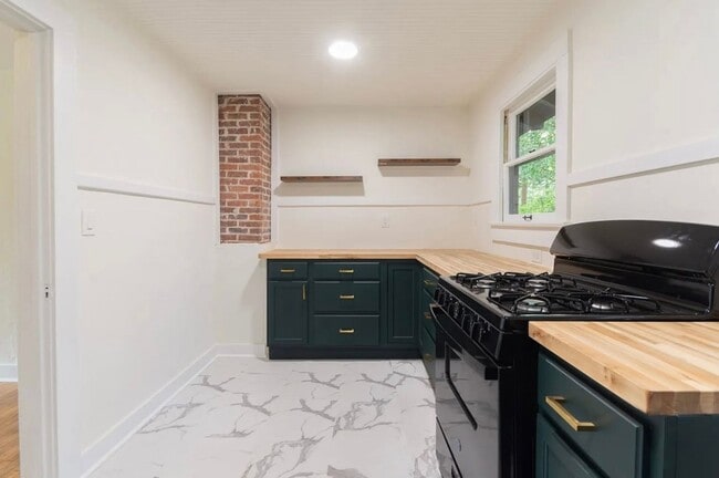 Building Photo - Recently Renovated 2 Bedroom Apartment in Duckpond