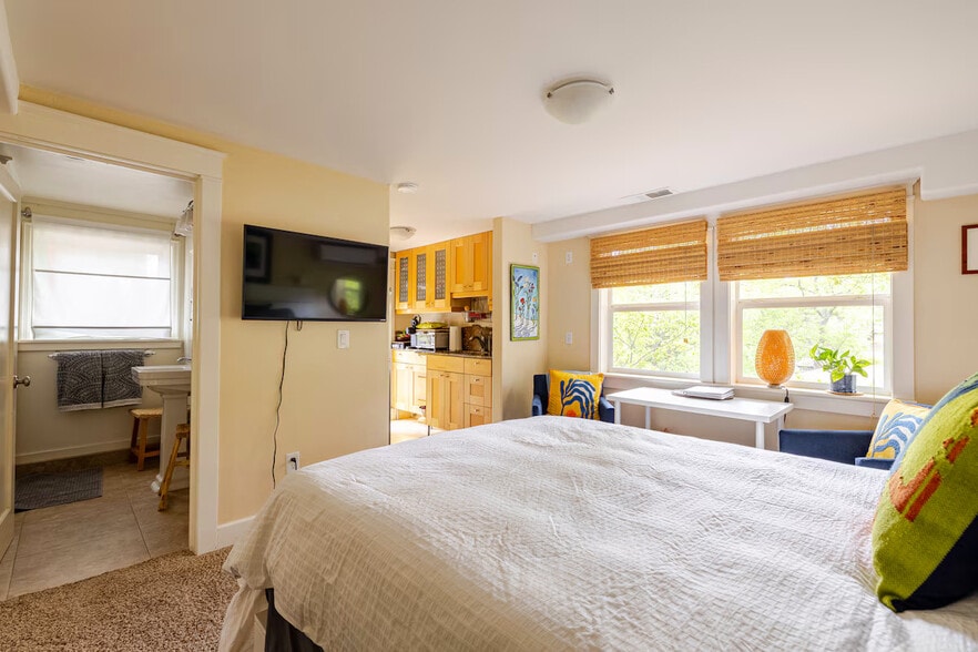 Queen Bed and Kitchen - 165 Terrace St