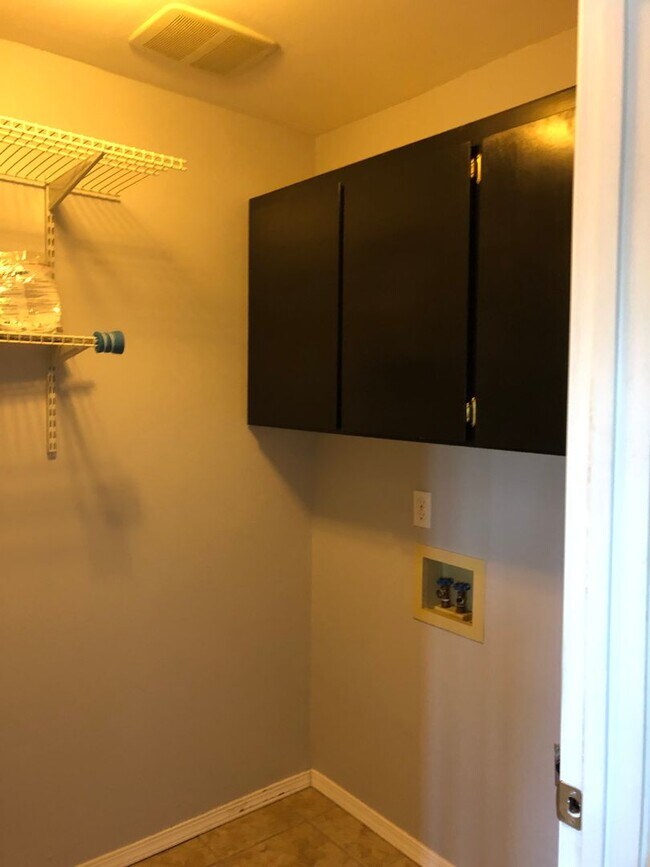 Building Photo - Modern and spacious 2 bedroom condo with bonus room!