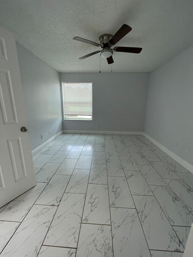 Building Photo - 4572 Commander Dr