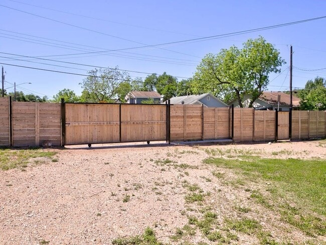 Building Photo - 2614 Sol Wilson Ave